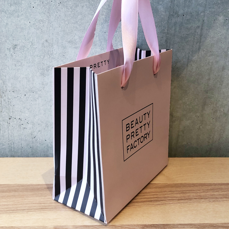 ピンクと黒の色合いが可愛い コスメ系の紙袋のご紹介 バッグファクトリー